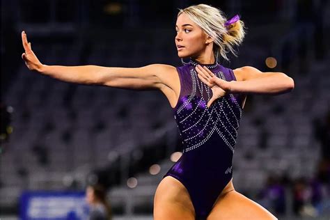 LSU Gymnast Olivia Dunne Flaunts Washboard Abs Beachside。